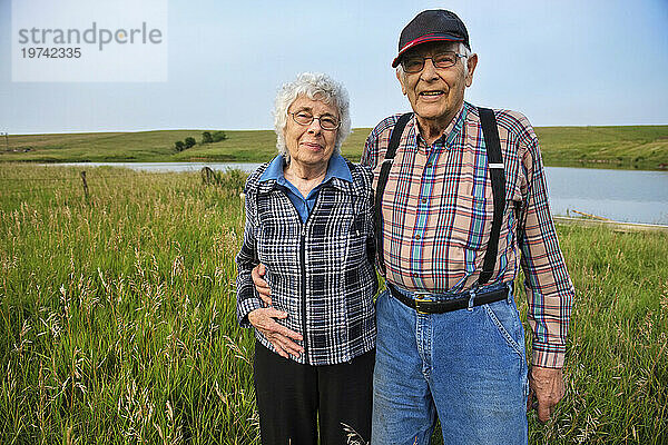 Außenporträt eines älteren Paares auf dem Land; Loma  Nebraska  Vereinigte Staaten von Amerika