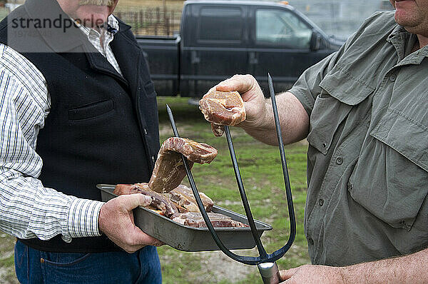 Auf Mistgabeln auf einer Ranch zubereitete Steaks; Burwell  Nebraska  Vereinigte Staaten von Amerika