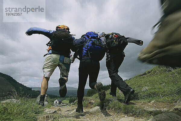 Teilnehmer der Three Peaks Challenge rennen über einen Steinpfad; Ben Nevis  Schottland