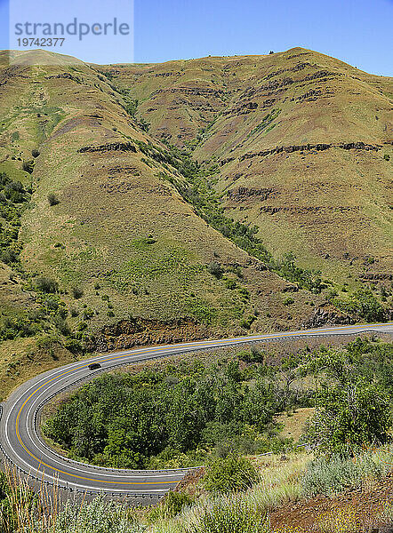 Ein Auto  das auf einem kurvigen Abschnitt des Highway 129 im Osten Washingtons nahe der Grenze zu Oregon abbiegt; Clarkston  Washington  Vereinigte Staaten von Amerika