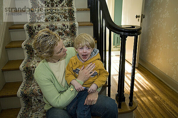 Mutter beruhigt ihren kleinen Sohn  der weint; Lincoln  Nebraska  Vereinigte Staaten von Amerika