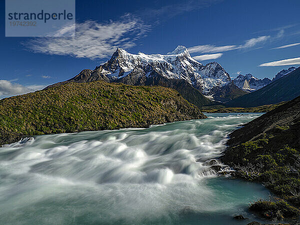 Wasserfall am Salto Grande  der im Nationalpark Torres del Paine in den Lake Pehoe mündet; Patagonien  Chile