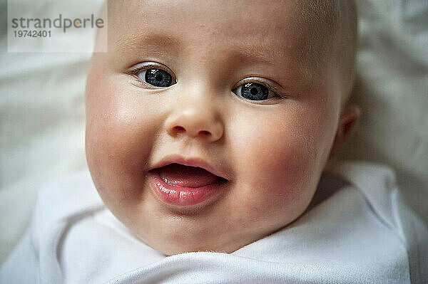 Nahaufnahme Porträt eines glücklichen 6 Monate alten Mädchens; Lincoln  Nebraska  Vereinigte Staaten von Amerika