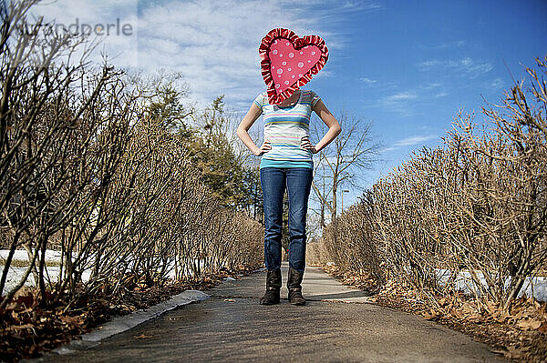 Junge Frau trägt am Valentinstag eine Herzmaske; Lincoln  Nebraska  Vereinigte Staaten von Amerika