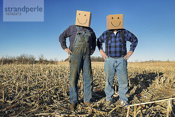 Zwei Bauern tragen fröhliche Buchsköpfe; Lincoln  Nebraska  Vereinigte Staaten von Amerika