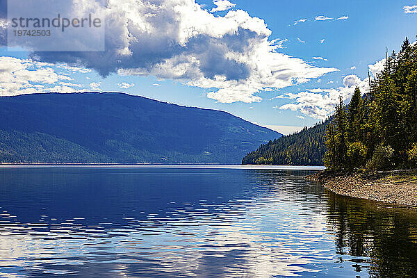 Wunderschöne Aussicht auf den Shuswap Lake während der Herbstsaison; Shuswap Lake  British Columbia  Kanada