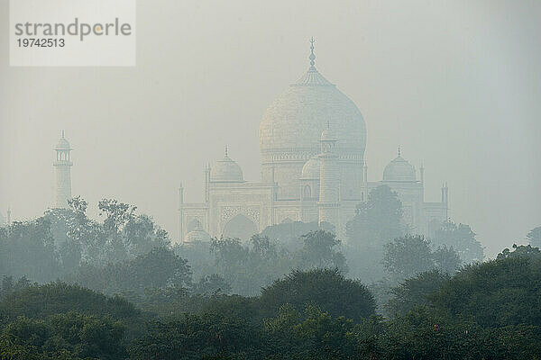Taj Mahal an einem nebligen Tag; Agra  Indien