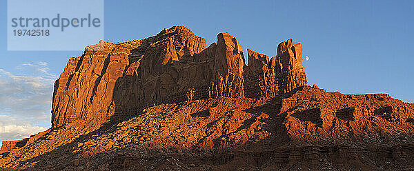 Felsformationen im Monument Valley  Arizona. Der rote Felsen leuchtet bei Sonnenuntergang  wenn das Licht auf ihn trifft. Arizona  Vereinigte Staaten von Amerika