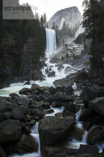 Vernal Fall stürzt in den Merced River im Yosemite-Nationalpark  Kalifornien  USA; Kalifornien  Vereinigte Staaten von Amerika