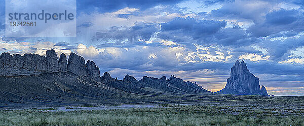 Dramatische Gewitterwolken lichten sich über dem felsigen Grat und der Formation des ikonischen Shiprock Peak-Monolithen; Shiprock  New Mexico  Vereinigte Staaten von Amerika