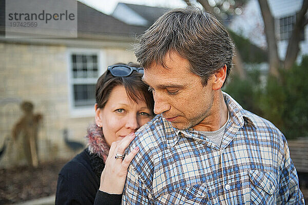 Mann und Frau in liebevoller Pose vor ihrem Haus; Lincoln  Nebraska  Vereinigte Staaten von Amerika