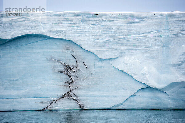Abstrakter  menschenähnlicher Fleck beeinträchtigt die Reinheit der Eiswand der Nordaustlandet-Eiskappe; Nordaustlandet  Spitzbergen  Norwegen