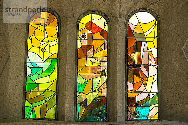 Buntglasbogenfenster in der Kathedrale Sagrada Familia; Barcelona  ??Spanien