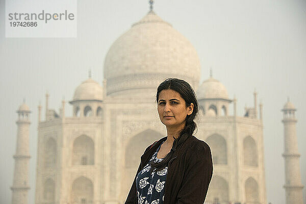 Porträt einer jungen Frau vor dem Taj Mahal in Agra  Uttar Pradesh  Indien; Agra  Uttar Pradesh  Indien