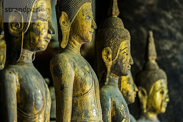 Reihe stehender Buddha-Statuen im Wat Visoun  allgemein bekannt als That Makmo; Luang Prabang  Laos