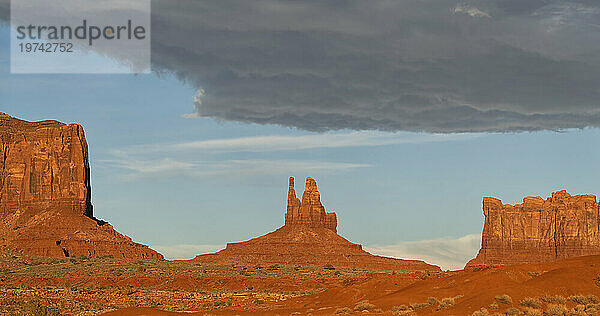 Felsformationen des Monument Valley  Arizona. Der rote Felsen leuchtet bei Sonnenuntergang  wenn das Licht auf ihn trifft. Arizona  Vereinigte Staaten von Amerika