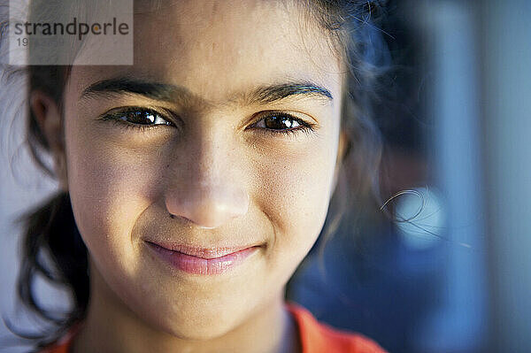 Nahaufnahmeporträt eines jungen Mädchens; Scottsdale  Arizona  Vereinigte Staaten von Amerika