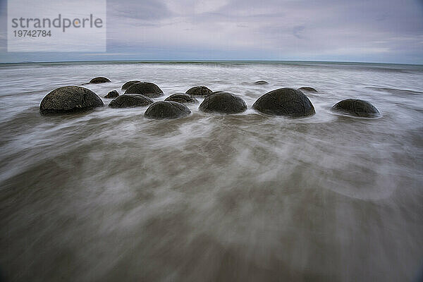 Langzeitbelichtung der Moeraki Boulders am Koekohe Beach auf der Südinsel Neuseelands; Hampden  North Otago  Neuseeland