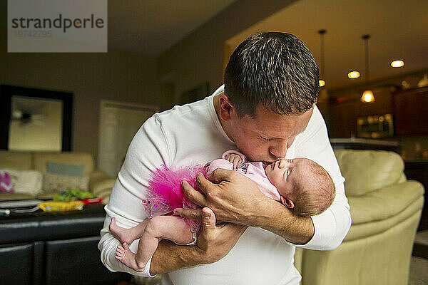 Vater hält und küsst seine neugeborene Tochter; Lincoln  Nebraska  Vereinigte Staaten von Amerika