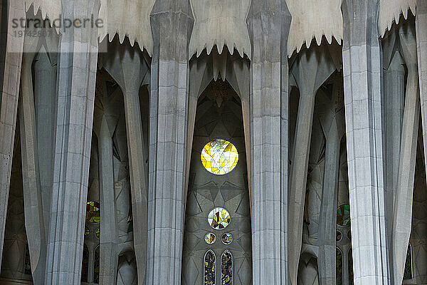 Innenansicht der Säulen und Buntglasfenster in Gaudís Kathedrale Sagrada Familia; Barcelona  ??Spanien