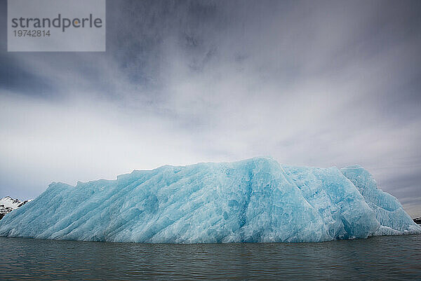 Eis vom Monacobreen-Gletscher ragt ins Meer; Spitzbergen  Svalbard  Norwegen