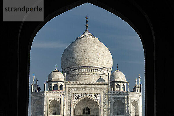 Opulente Schönheit des Taj Mahal und Blick auf den Eingang; Agra  Uttar Pradesh  Indien