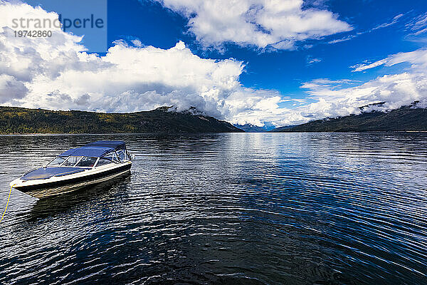 Ein kleines Vergnügungsboot  das während der Herbstsaison am Ufer des wunderschönen Shuswap Lake festgemacht hat; Shuswap Lake  British Columbia  Kanada