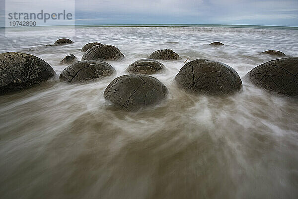 Langzeitbelichtung der Moeraki Boulders am Koekohe Beach auf der Südinsel Neuseelands; Hampden  North Otago  Neuseeland