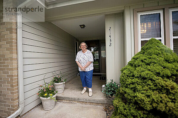 Porträt einer älteren Frau  die vor ihrem Haus in Nebraska  USA  steht; Elkhorn  Nebraska  Vereinigte Staaten von Amerika