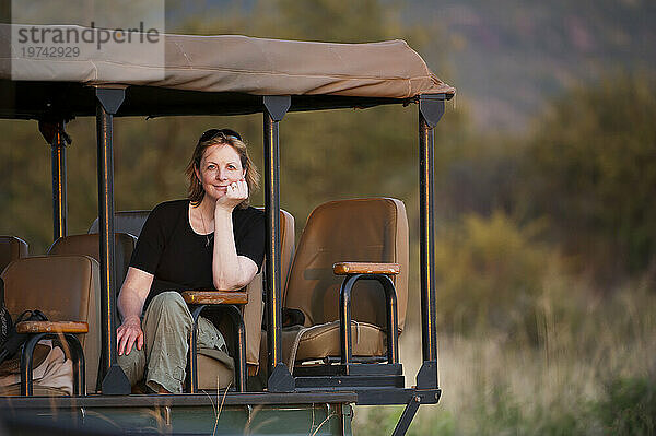 Frau genießt eine Safari-Tour im Madikwe Game Reserve in Südafrika; Südafrika