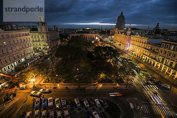 Central Park und das Kapitol in der Abenddämmerung in Havanna  Kuba; Havanna  Kuba