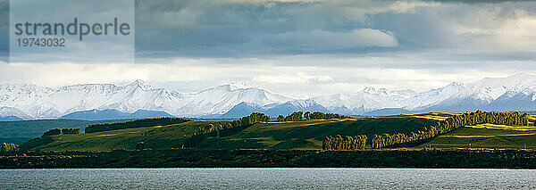 Lake Te Anau  Te Anau Downs und die Earl Mountains im Fiordland-Nationalpark; Südinsel  Neuseeland