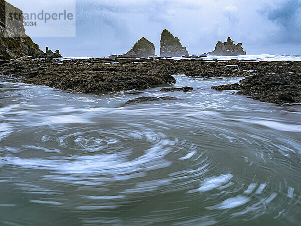 Meerwasser wirbelt bei Flut am Strand von Motukiekie an Land; Greymouth  Südinsel  Neuseeland