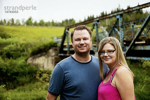 Nahaufnahme eines Paares  das bei einem Naturspaziergang in einem Park lächelt und in die Kamera schaut; Edmonton  Alberta  Kanada