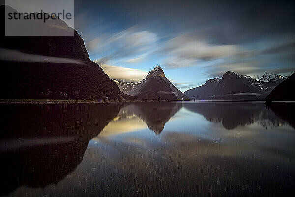 Mitre Peak im Milford Sound spiegelt sich im stillen Wasser des Fiordland-Nationalparks; Südinsel  Neuseeland