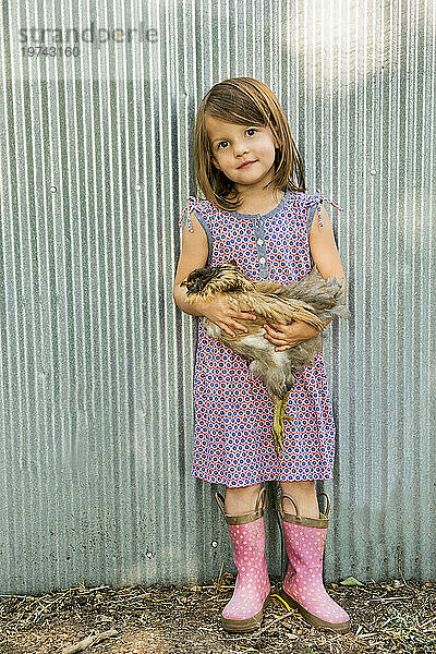Porträt eines jungen Mädchens  das ein Huhn hält; Lincoln  Nebraska  Vereinigte Staaten von Amerika