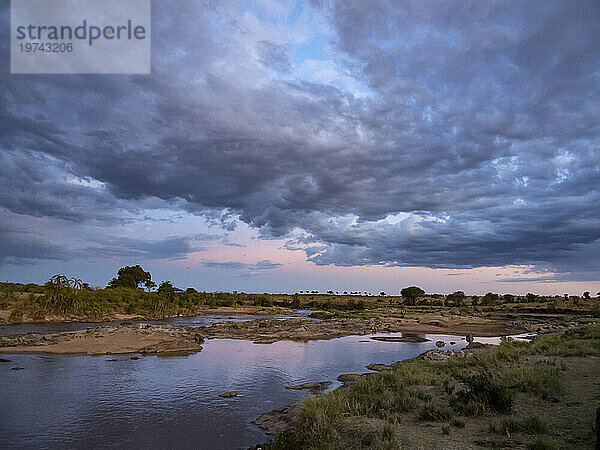 Malerischer Sonnenuntergang am Rande des Mara-Flusses im Serengeti-Nationalpark; Kogatende  Tansania