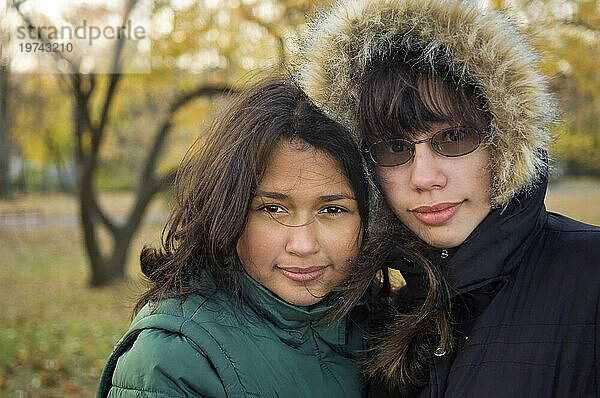 Außenporträt zweier Schwestern an einem kalten Tag; Staten Island  New York  Vereinigte Staaten von Amerika
