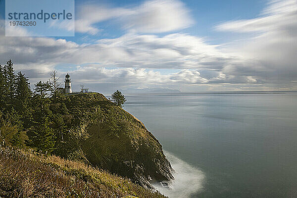 Cape Disappointment Lighthouse und die Mündung des Columbia River im Südwesten Washingtons; Ilwaco  Washington  Vereinigte Staaten von Amerika