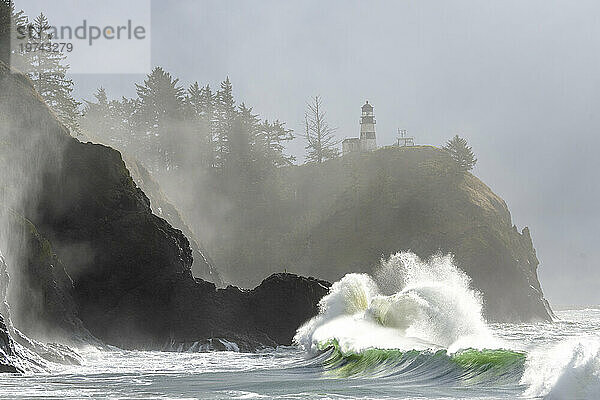 Morgennebel verstärkt die dramatische Schönheit der Wellen  die am Cape Disappointment Lighthouse an der Mündung des Columbia River im Südwesten Washingtons gegen die Klippen schlagen. Washington  Vereinigte Staaten von Amerika