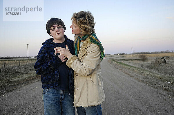 Mutter und Sohn verbringen einen zärtlichen Moment auf einer Landstraße; Gibbon  Nebraska  Vereinigte Staaten von Amerika