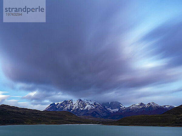 Sonnenaufgangswolken über den Bergen vom Lago Amarga im Nationalpark Torres del Paine; Patagonien  Chile