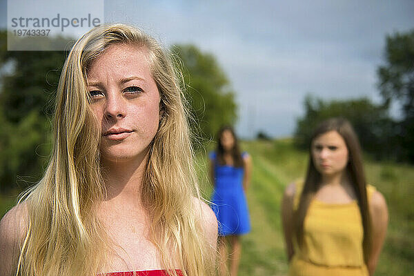 Drei Mädchen im Teenageralter in einer sonnigen Landschaft; Bennet  Nebraska  Vereinigte Staaten von Amerika