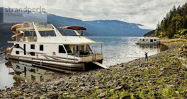 Eine Familie genießt einen Hausbooturlaub  während sie am Ufer des Shuswap Lake parkt; Shuswap Lake  British Columbia  Kanada