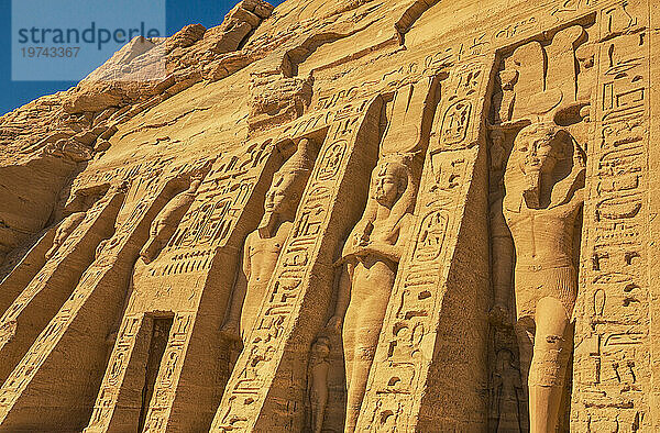 Die sechs stehenden kolossalen Statuen zu Ehren von Hathor  der Göttin der Musik und Liebe  und der Frau von Ramses II.  Nefertari  vor dem Hathor-Tempel in Abu Simbel; Abu Simbel  Nubien  Ägypten
