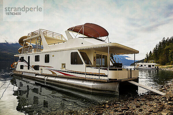 Urlaubshausboote parken an einem Dock am Ufer des Shuswap Lake; Shuswap Lake  British Columbia  Kanada