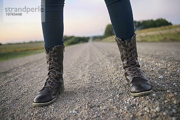 Stiefel  die eine Frau auf einer Landstraße trägt; Dunbar  Nebraska  Vereinigte Staaten von Amerika