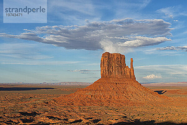 Felsformation namens West Mitten Butte im Monument Valley  Arizona. Der rote Felsen leuchtet bei Sonnenuntergang  wenn das Licht auf ihn trifft. Arizona  Vereinigte Staaten von Amerika