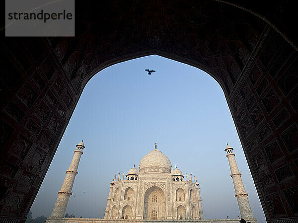 Taj Mahal durch einen Bogen gesehen; Agra  Indien