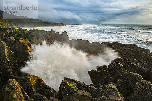 Spritzer an Punakaiki oder Pancake Rocks bei Flut auf der Südinsel Neuseelands; Greymouth  Neuseeland